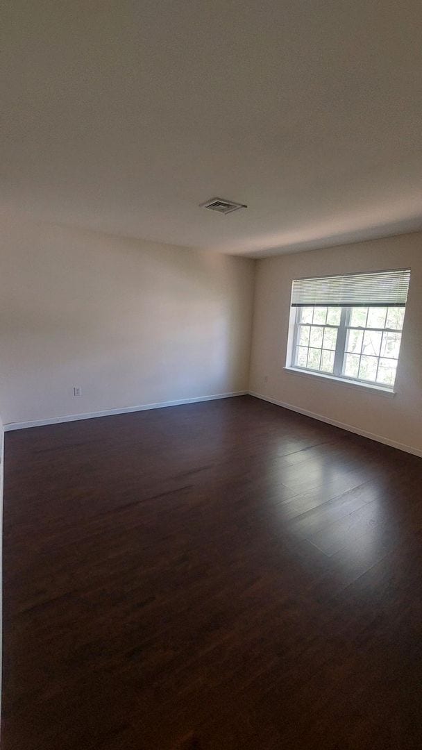 Building Photo - Spacious Townhouse w/Renovated Bathroom