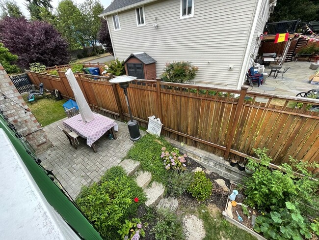 Building Photo - Spacious Corner-Lot Home 4 bed 3 bath – Gr...