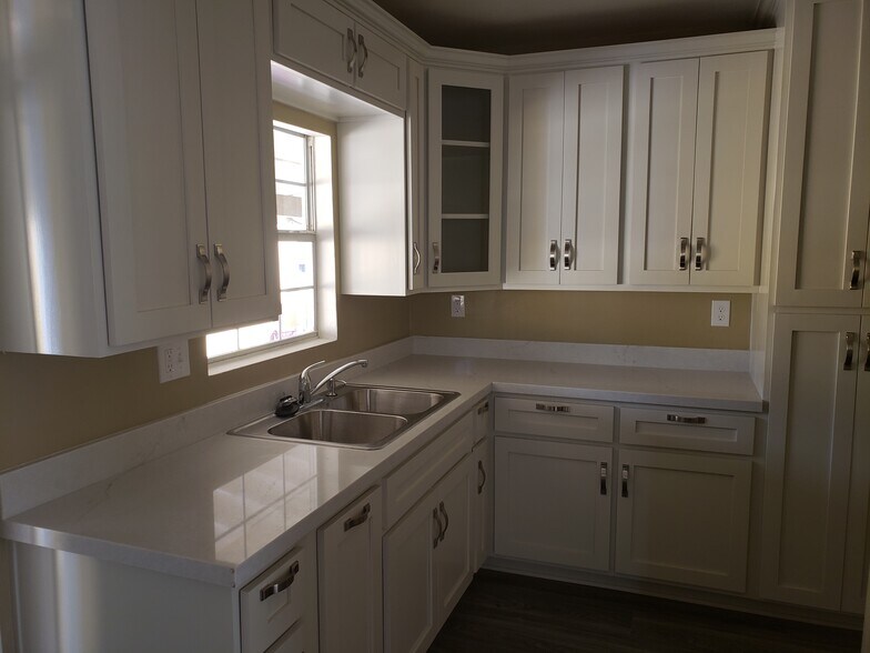 Building Photo - 8038 De Garmo Ave