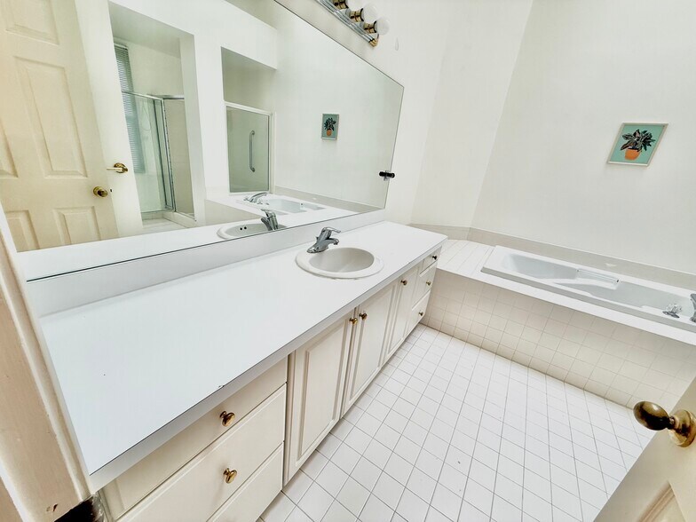 Building Photo - 30684 Tanglewood Trl