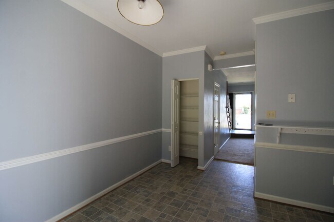 Building Photo - 2 Bedroom 2 Bath Townhome