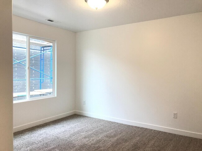 Building Photo - Spacious 4 BR Home with POOL and Clubhouse...