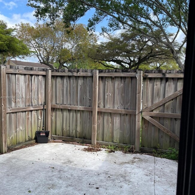 Building Photo - 301 Palm Cir E