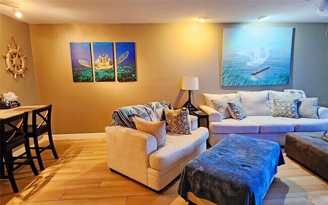 Building Photo - Adorable 1/1 condo with dock and amenity community