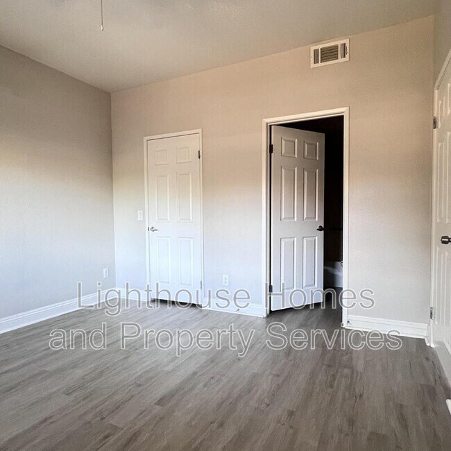 Building Photo - 5122 S Jones Blvd