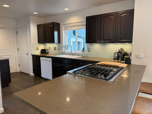 Building Photo - Beautiful 3 Bed/2.5 Bath Home in West Bend - Albany Ave
