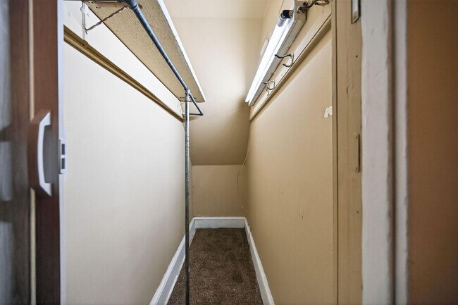 Building Photo - 827 N 10th St