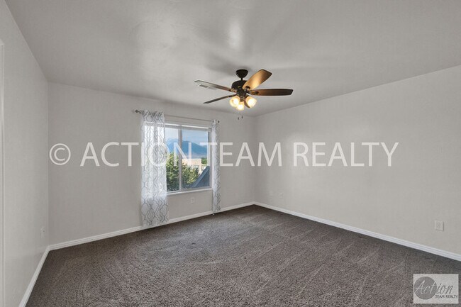 Building Photo - Mid-Row Townhome in Riverton