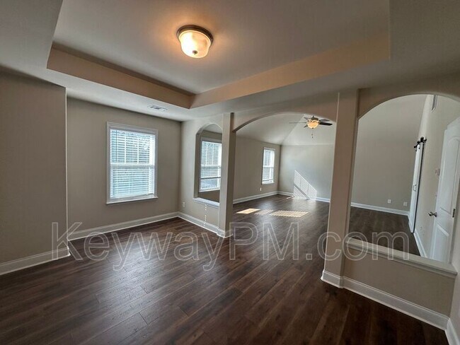 Building Photo - 688 Tree Top Trl