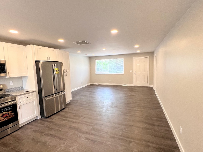 Building Photo - 425 S Oak St