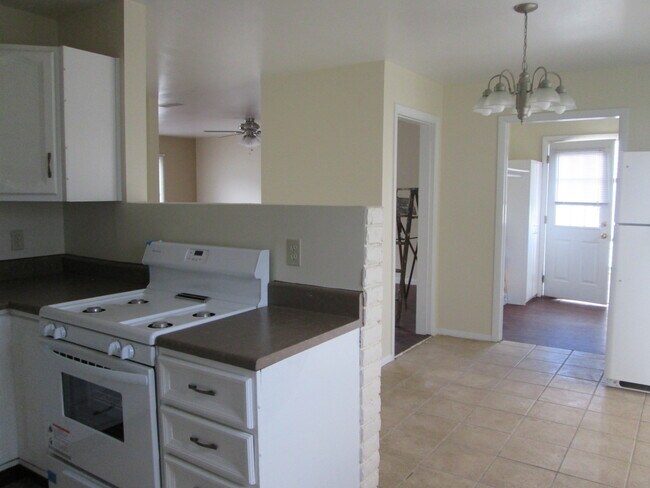 Building Photo - 3504 Oakview Dr