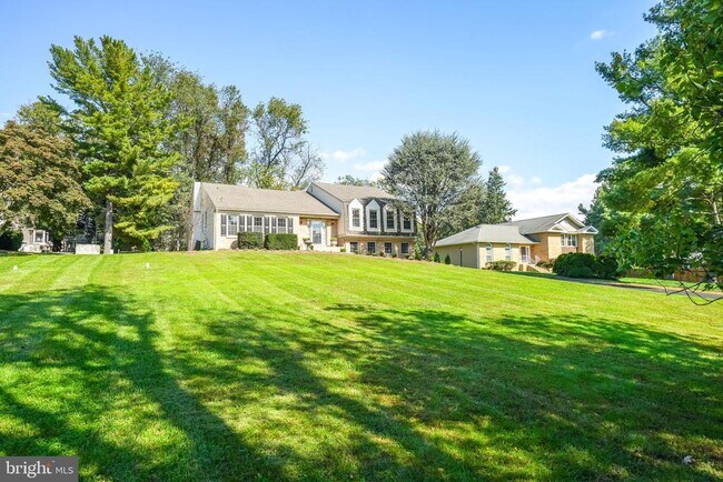 Building Photo - 9420 Lakeside Dr