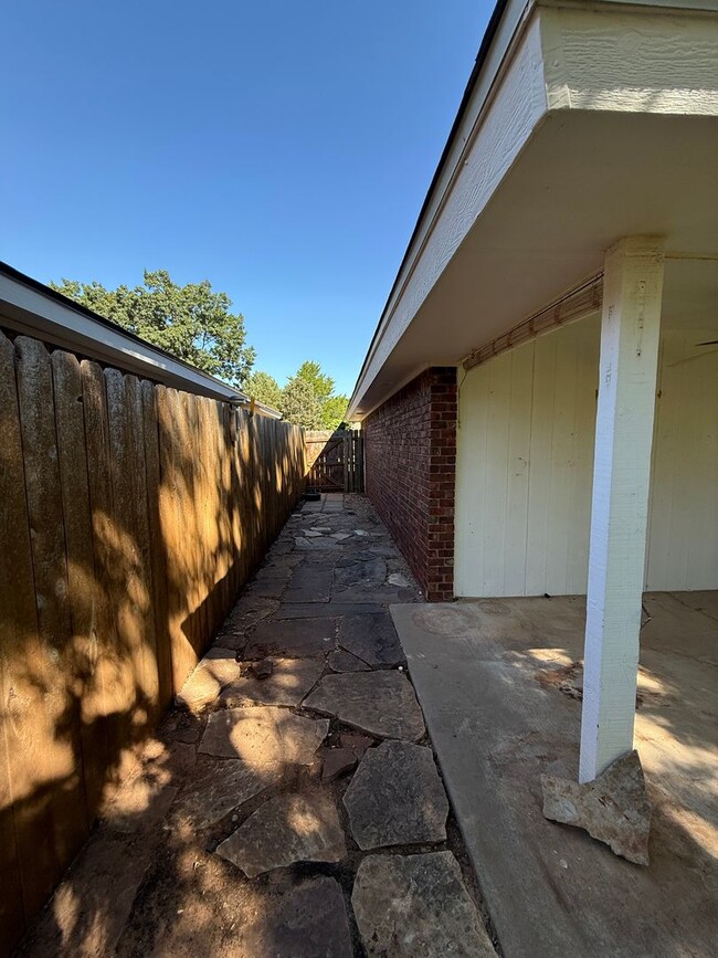 Building Photo - Beautiful 3 Bedroom Home Located in the Zia School District