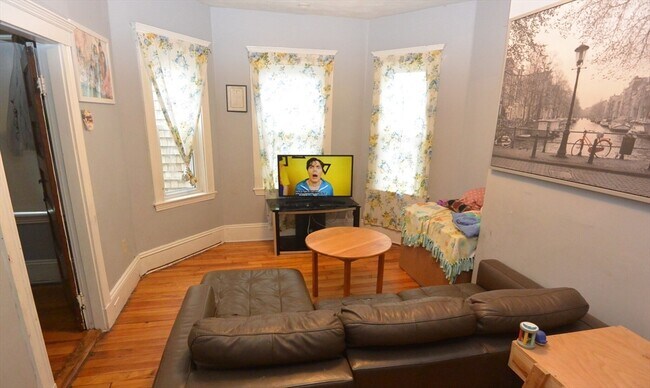 Building Photo - 10 Brackett St