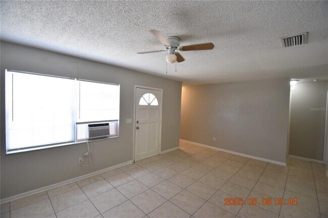 Building Photo - 8320 Oleander Ln