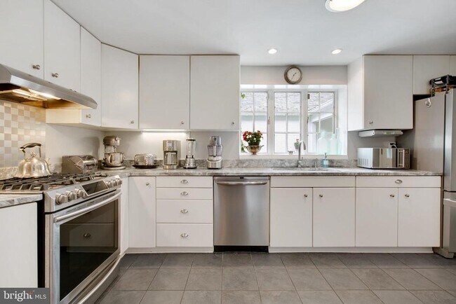 Building Photo - 5113 N Charles St