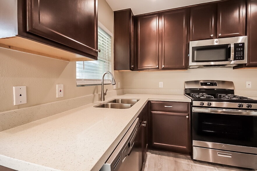 Building Photo - 5226 El Tigre Ln