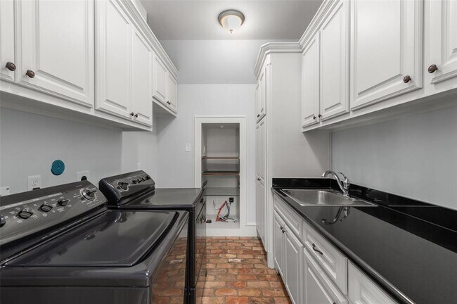 Building Photo - 2420 Chimney Rock Rd