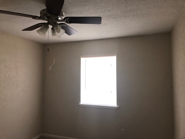 Building Photo - College Station - 2 bedroom 1 bath Duplex