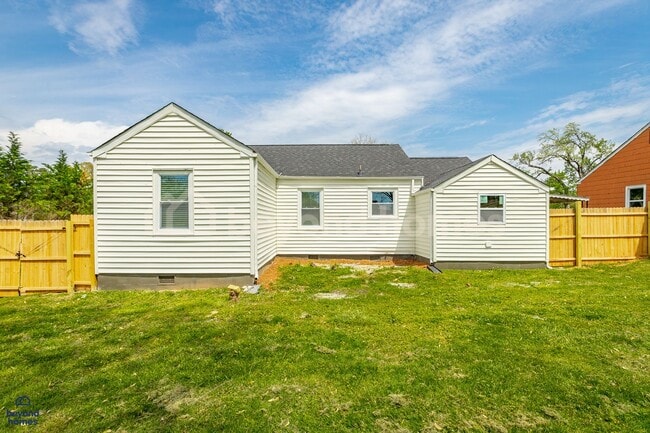 Building Photo - Beautiful and Newly Renovated 3 bedroom / ...