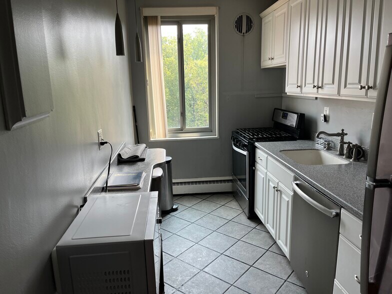 Kitchen - 1110 - 4200 Cathedral Ave NW