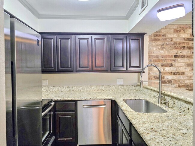 Building Photo - 933 Wax Myrtle Ln