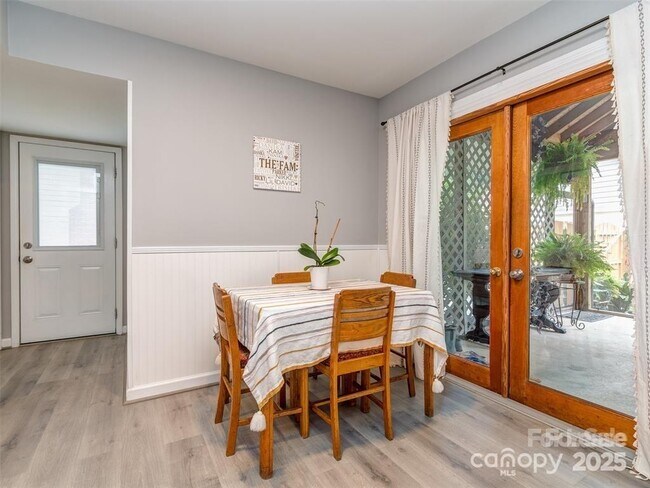 Building Photo - 8715 Parkchester Dr