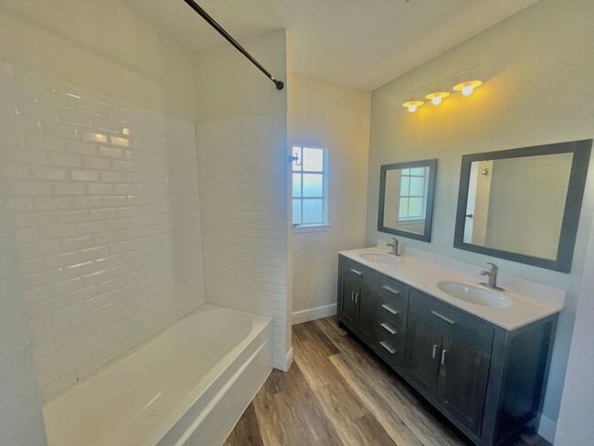 Building Photo - Spacious 2 Bed, 2 Bath + Loft in Prime Lak...