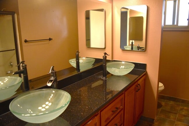 Building Photo - Awesome 5 Bed 2 Bath Home at ASU