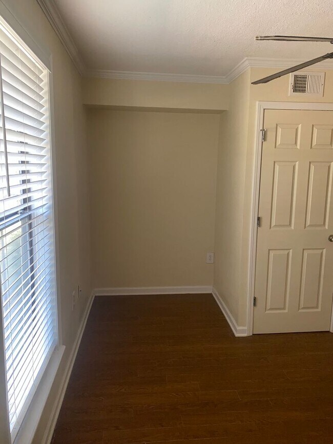 Building Photo - Beautiful Lake Plaza 1 Bedroom / 1 Bath Condo - Awesome Location