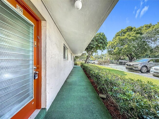 Building Photo - 3501 Inverrary Dr