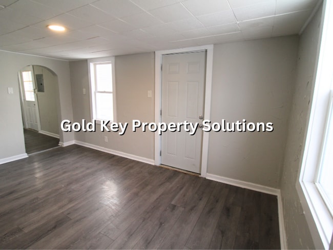 Building Photo - Adorable 3 BR 2 FULL BA House with Fenced Yard and Central Air (SECTION 8 APPROVED)