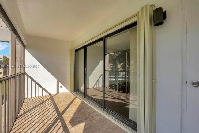 Building Photo - 230 Lakeview Dr