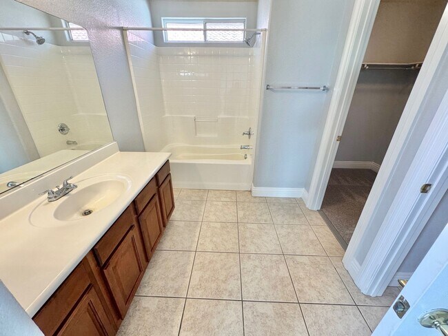 Building Photo - Stunning 4 bedroom home offering comfort and space in North Las Vegas