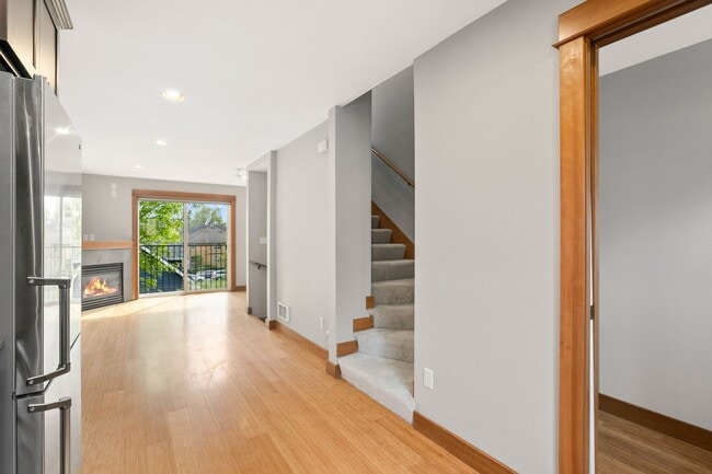 Building Photo - Immaculate West Seattle Townhome