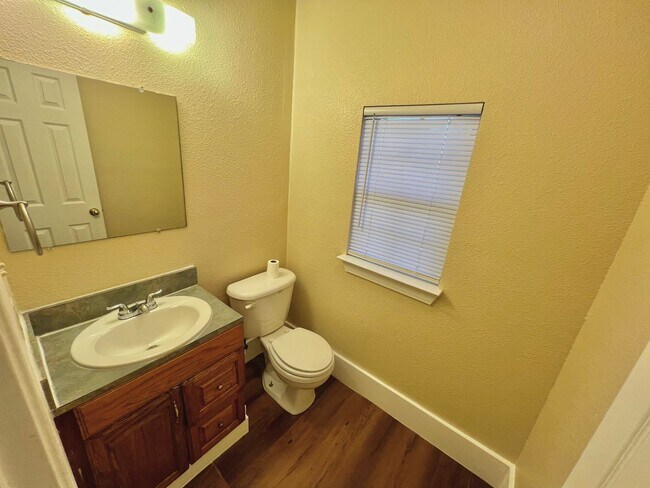 Building Photo - 502 Zennia St