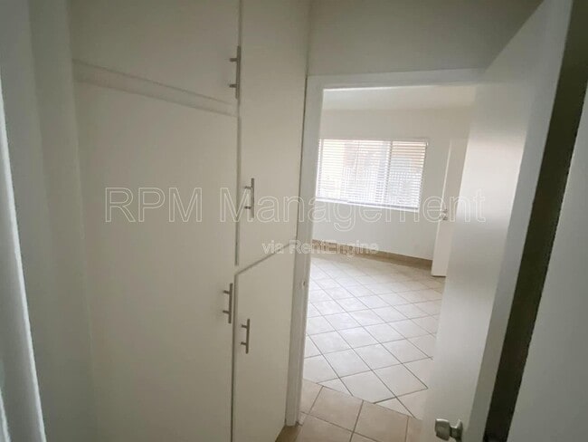 Building Photo - 6904 Lennox Ave