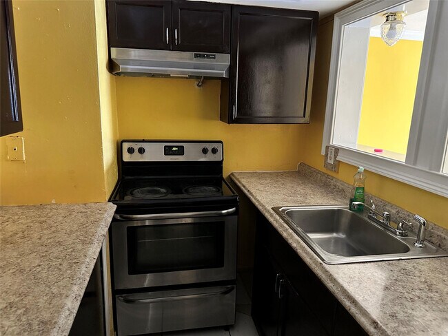 Building Photo - 5900 NW 17th Pl