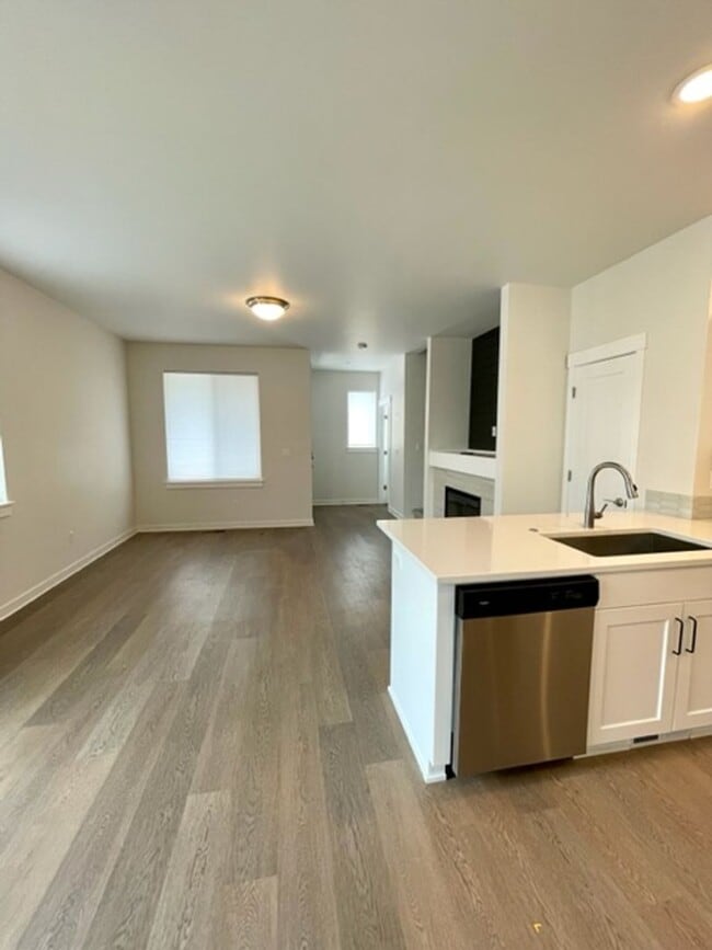 Building Photo - Like new 3 bedroom townhome in SE Bend!