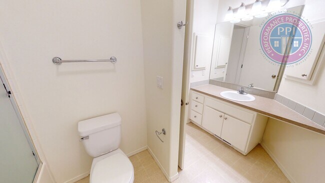 Building Photo - Updated Townhome with Detached Garage! Close to Shops & Restaurants