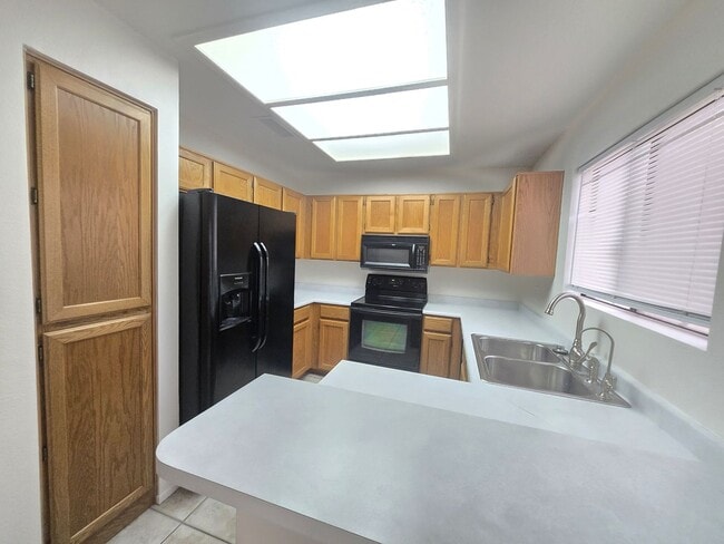 Building Photo - 3 Bedroom 2.5 Bathroom Sonoma Village Townhouse