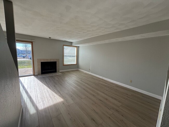 Building Photo - 2 Bedroom 1.5 Bath Spacious Townhome