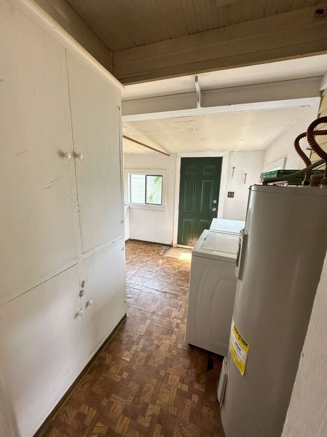 Building Photo - 2 bdrm/1 bath Lettered Streets cottage for...