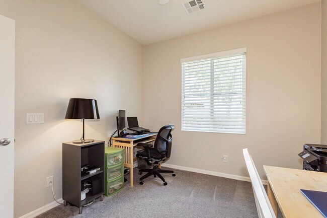 Building Photo - Exquisite 5 bedroom 4 bathroom home with fresh paint and new carpet waiting for you!