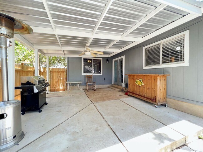 Building Photo - Comfortable 3 Bed, 2 Bath Home with Natural Light Throughout