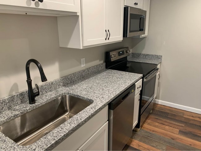 Building Photo - 8 College Ave