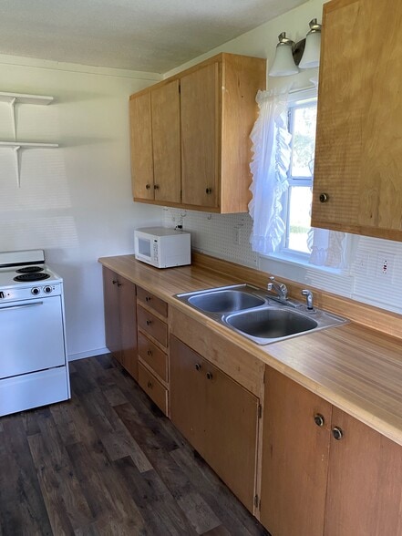 Kitchen - 5510 State Hwy J