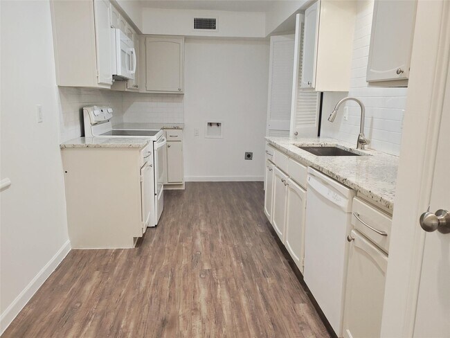 Building Photo - 361 N Post Oak Ln