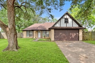 Building Photo - 2220 Spruce Dr