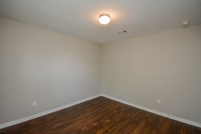 Building Photo - 6003 Hickory Hollow Dr